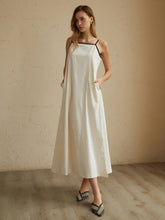 Minimalism – Langes Kleid mit Kontrastbesatz